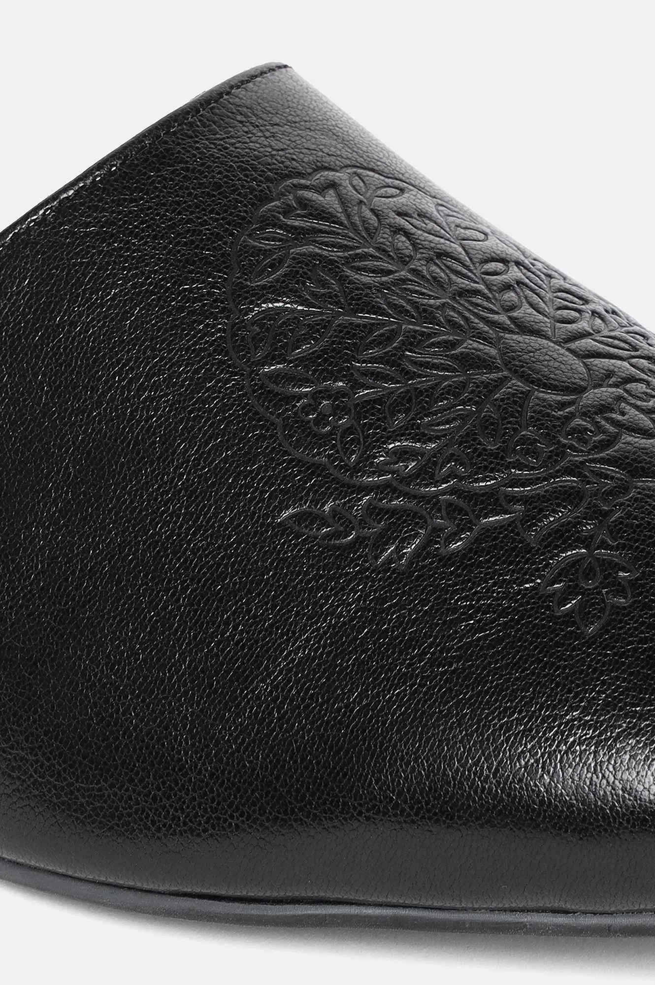 Black Pointed Toe Embossing Flat-Schaima