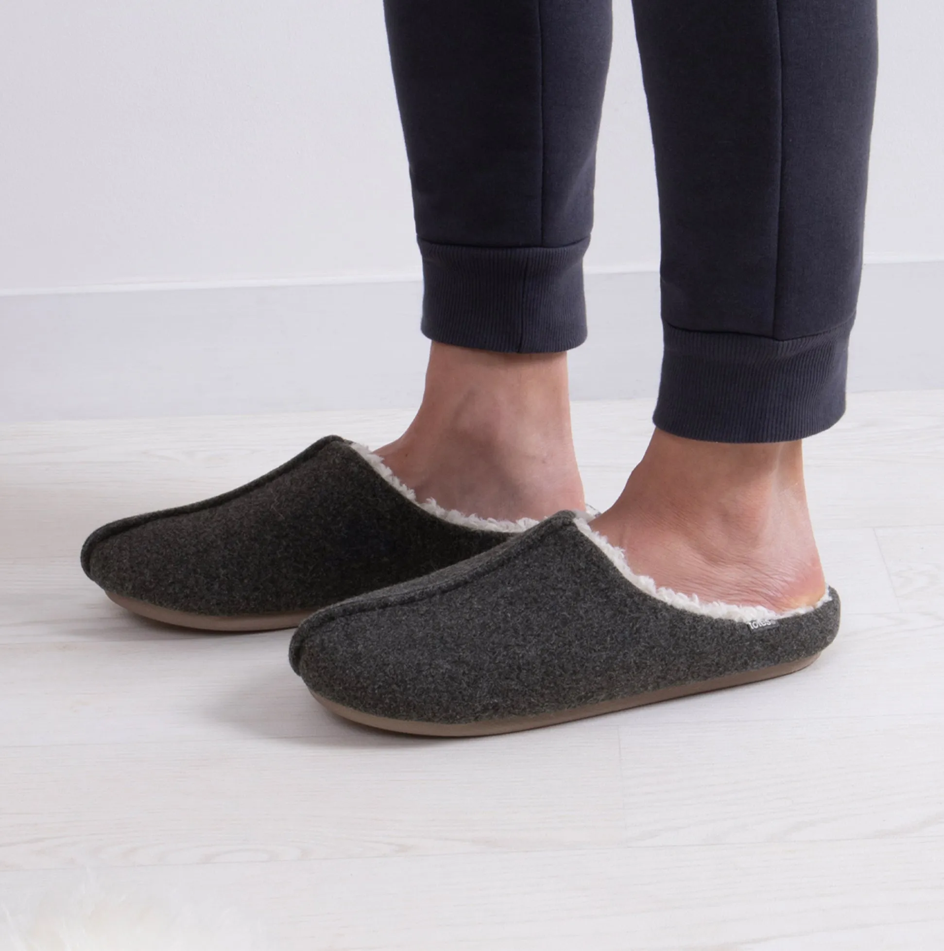 Totes Toasties FELTED CENTRE SEAM Mule Slippers Mens Charcoal