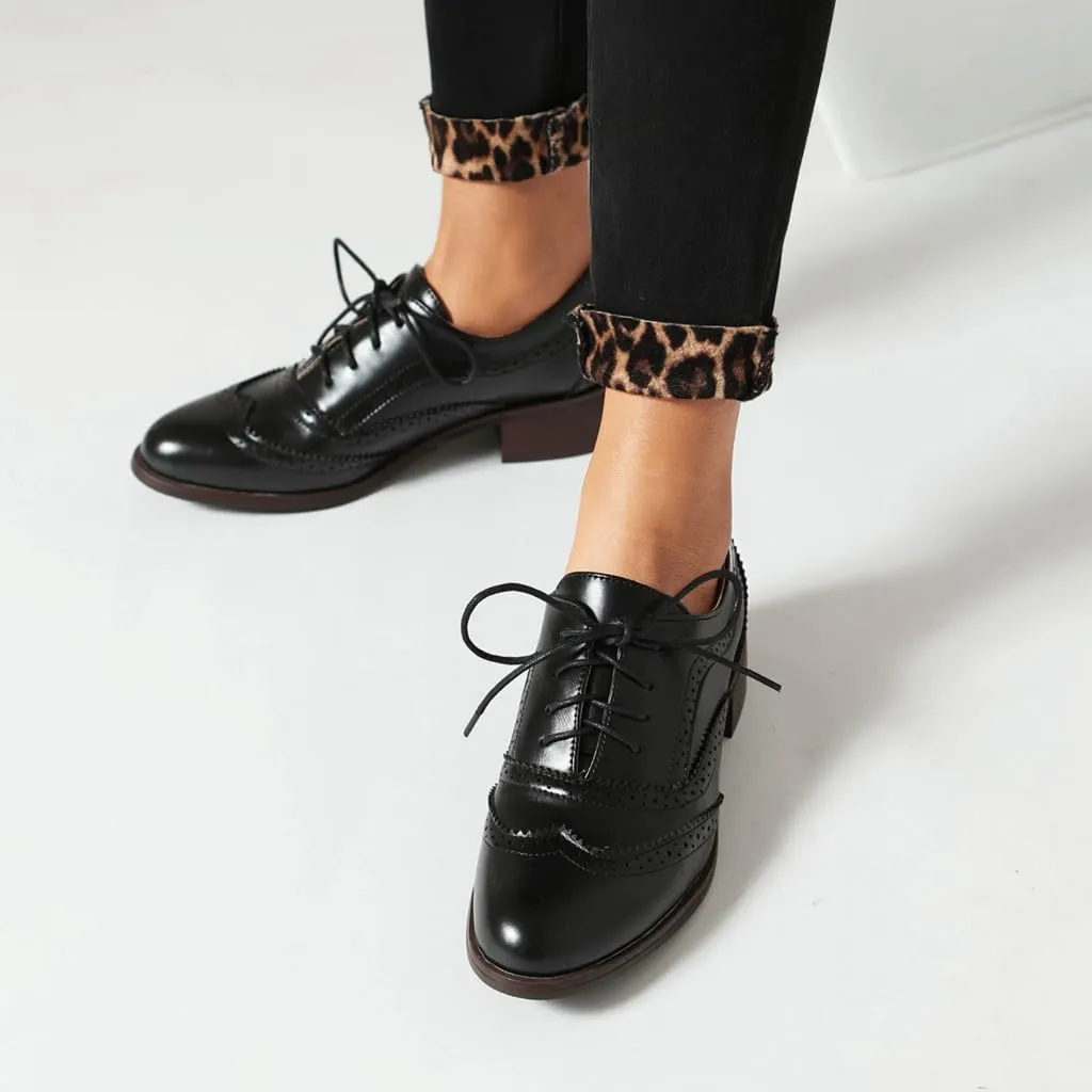 Women's Flat Saddle Oxford Shoes Round Toe Wingtip Lace Up Low Heel Perforated School Uniform Oxfords Brogues