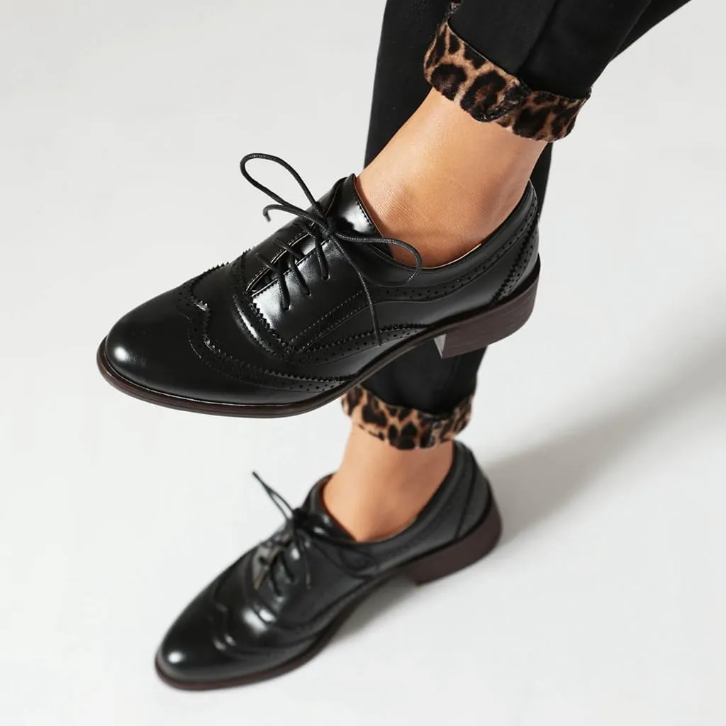 Women's Flat Saddle Oxford Shoes Round Toe Wingtip Lace Up Low Heel Perforated School Uniform Oxfords Brogues